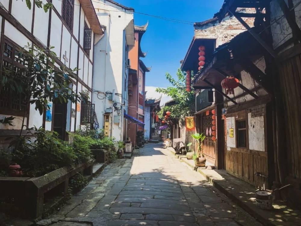 沈从文与丁玲：从情同手足到反目成仇，他们恩怨背后折射人性之恶